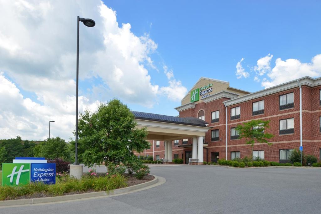 Holiday Inn Express & Suites Bridgeport an IHG Hotel Main image 1